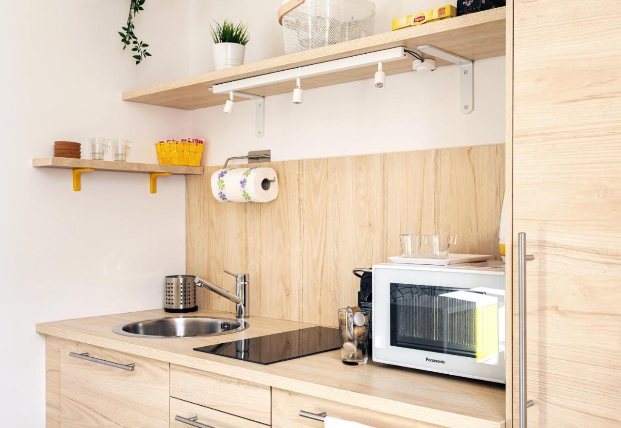 A Yellow Touch - Modern Studio In Isola Milano ภายนอก รูปภาพ
